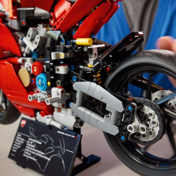 ⁦לגו טכני - אופנוע דוקאטי Panigale V4 S⁩ – תמונה ⁦2⁩